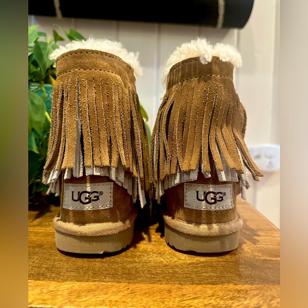 {Ugg} Toddler Size 7 Tassel Boot